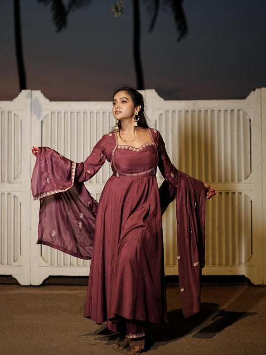 Beautiful HO Silk with Soft Micro Inner Lining & Intricate Thread work Salwar Kameez