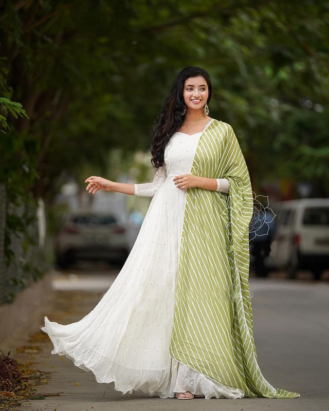Women's White Palazzo Suit Set With Heavy Thread Work Pink Dupatta (3pcs  Set) - Label Shaurya Sanadhya | Party wear indian dresses, Designer dresses,  Stylish dresses